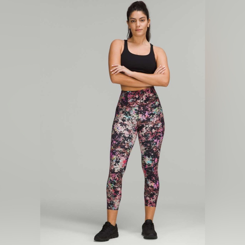 Lululemon Base Pace High-Rise Crop 23"
Stencil Blossom Red Multi
